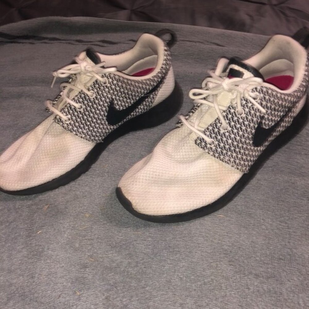 White Nike Roshe